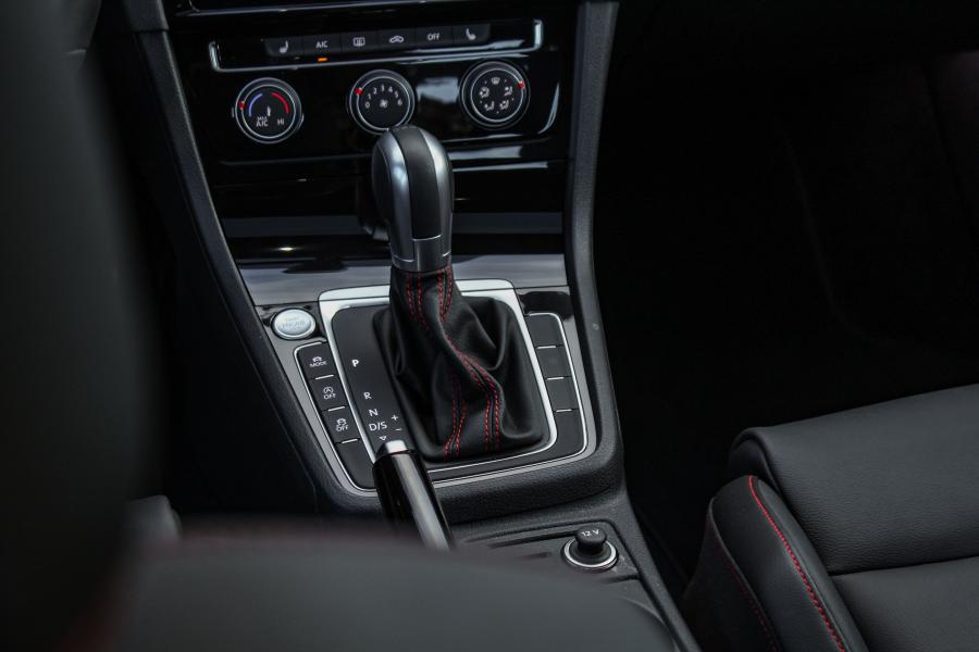 Детали интерьера Volkswagen Golf GTI 5-Door (Typ 5G) 2017 года  (NA) (фото 29 из 41)